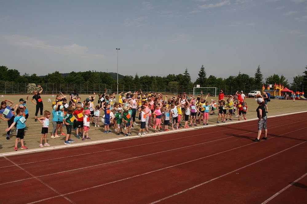 Kinder beim gemeinsamen Aufwärmen auf dem Sportplatz am Göldner